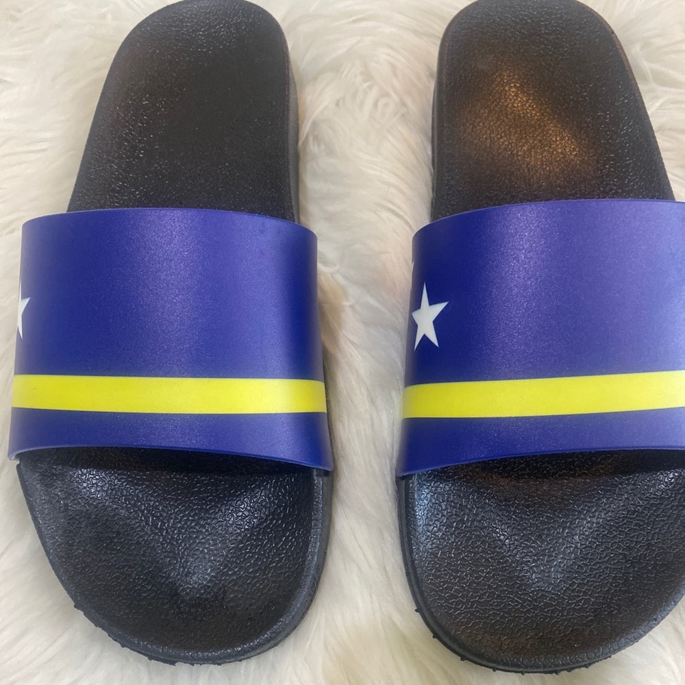 Curaçao slide sandals (men’s 9 , women’s 11)